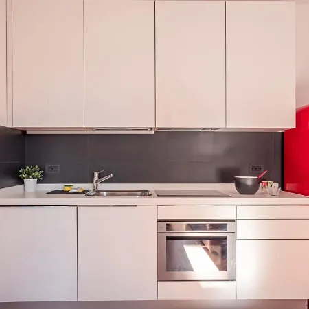Bright One-bedroom With Terrace In מילאנו