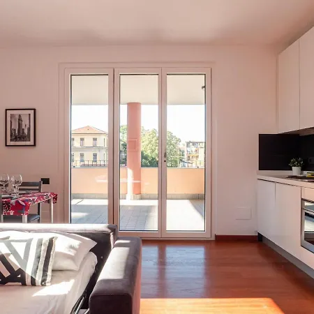 Bright One-bedroom With Terrace In מילאנו