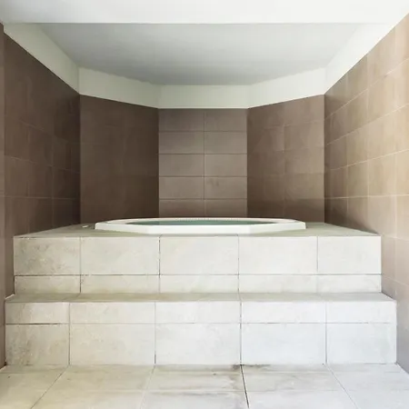 Διαμέρισμα Luxury Flat With Pool Gym Parking - Unit9b *