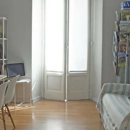 Liberty Two-room In Porta Venezia Daire