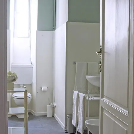Liberty Two-room In Porta Venezia Daire