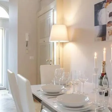 Prestigioso In Via Della Spiga Milano