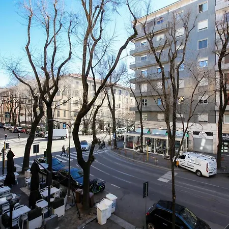 Modern Close To Shopping District * ميلان