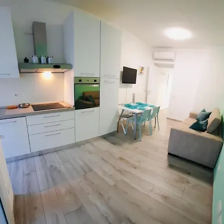 Tiffany Apartment *