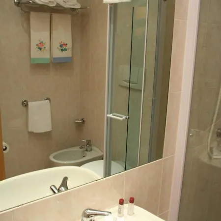 מלון Albert Hotel 3*