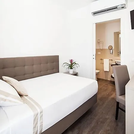 & Urban Padel 4* ميلان