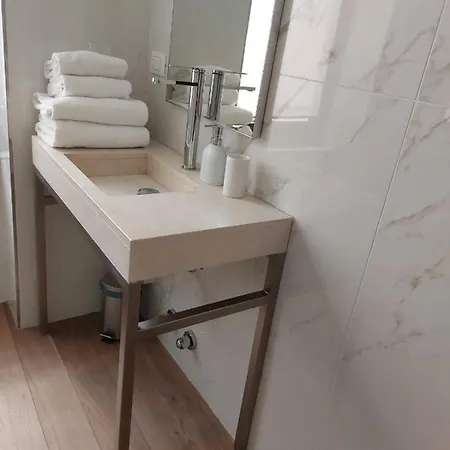 Apartment Nj & San Pietro All'orto 6 *