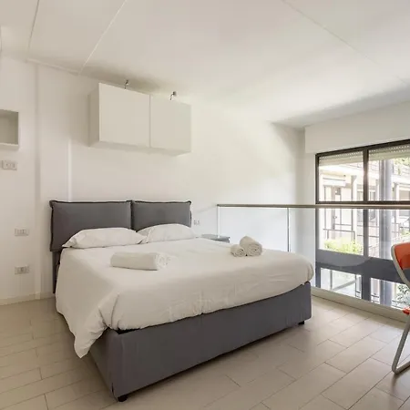 Guesthost - Elegant Loft With Balcony! *