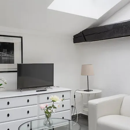 2 Bedroom 2 Bathroom Apt - Duomo 1 *