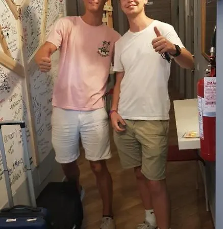 بيت شباب Gloria *