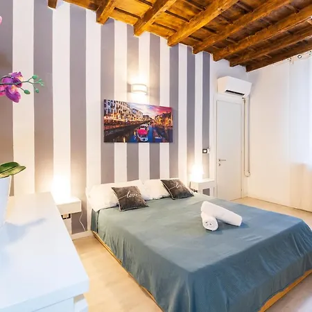 - Alzaia Naviglio Grande Apartment Milan