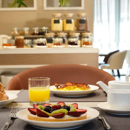 Hotel Unaway And Linea Uno 4*