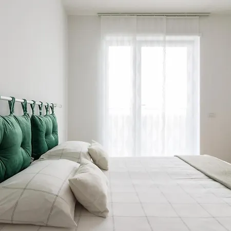 Joivy Uptown Flats With Balcony, Good Connection To Centre *