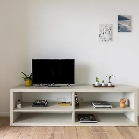 Joivy Uptown Flats With Balcony, Good Connection To Centre Apartment