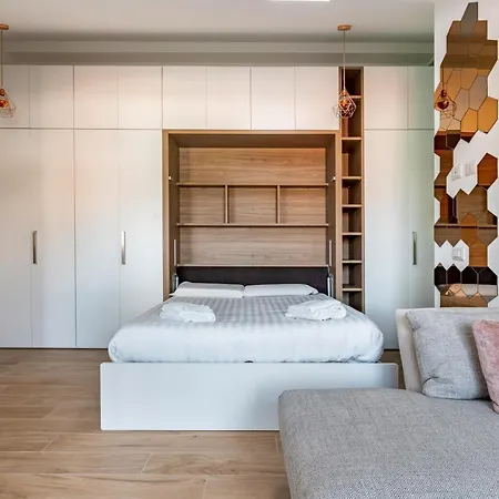 Guesthost - Cozy With Parking 5 Min Walk From The Bus Stop *