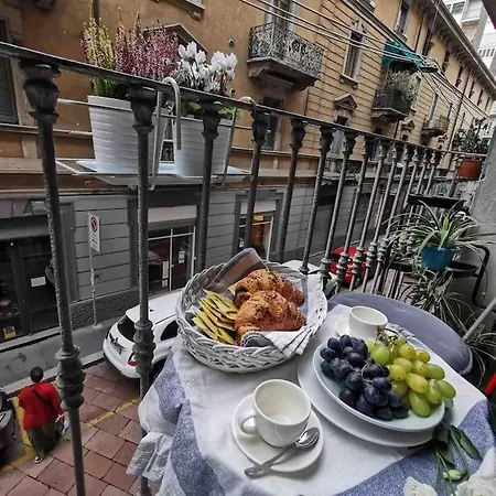 Intero Su Via Tortona-darsena-navigli * Milan