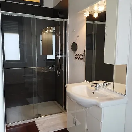 Station Group - Via Sammartini 15 4*