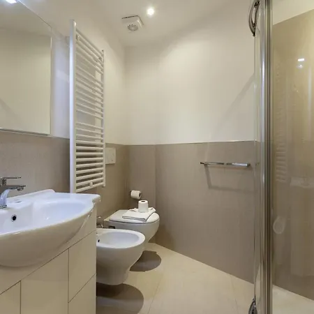 Guesthost - In The Heart Of Milano! Apartament *