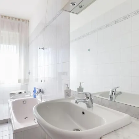 Nice And Bright Studio Apartment Milan