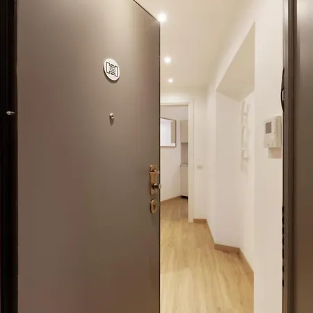 Guesthost - In The Heart Of Milano! Apartament