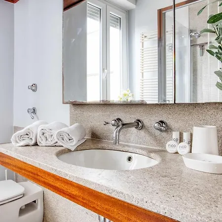 Joivy Vibrant With Balcony Apartment