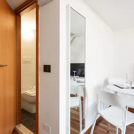 Guesthost - Apts Milano-corso Magenta ミラノ