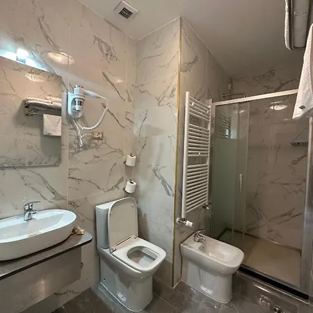 Hotel Midway