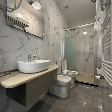 Hotel Midway 3*