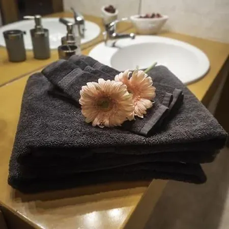 Osti 3 Beautifully Furnished アパート