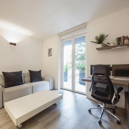 Guesthost - Comfy With Private Parking & Balcony Milánó