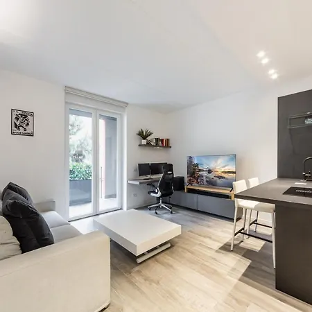 Apartman Guesthost - Comfy With Private Parking & Balcony Milánó