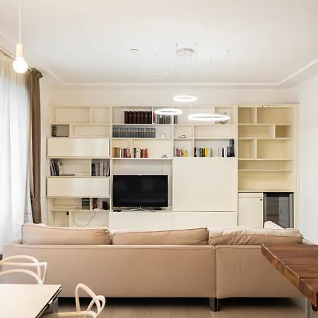 Elegante E Spazioso Quadrilocale In Porta Venezia 아파트