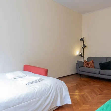 Renovated Close To Station Ponte Seveso 42 شقة *