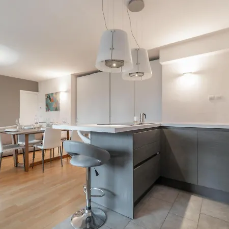 The Rent - Modern Three-bedroom With Terrace In Cenisio District * ミラノ