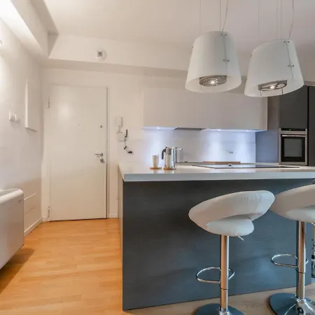 The Rent - Modern Three-bedroom With Terrace In Cenisio District * ミラノ
