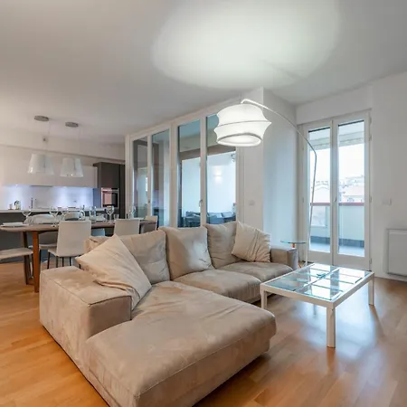 The Rent - Modern Three-bedroom With Terrace In Cenisio District