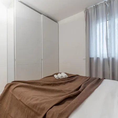 The Rent - Modern Three-bedroom With Terrace In Cenisio District アパート
