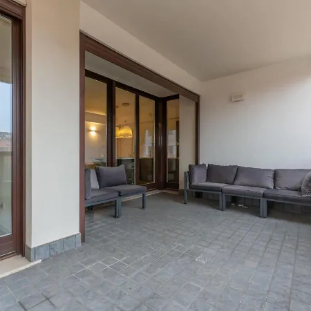 The Rent - Modern Three-bedroom With Terrace In Cenisio District ミラノ