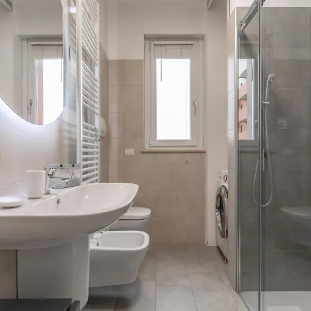 The Rent - Modern Three-bedroom With Terrace In Cenisio District アパート ミラノ