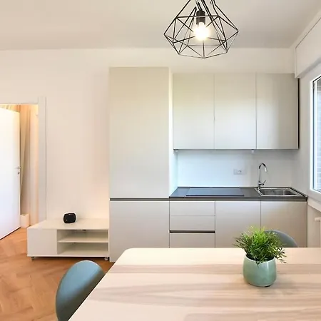 Appartement Luminoso Bilocale Con Terrazzino Milaan