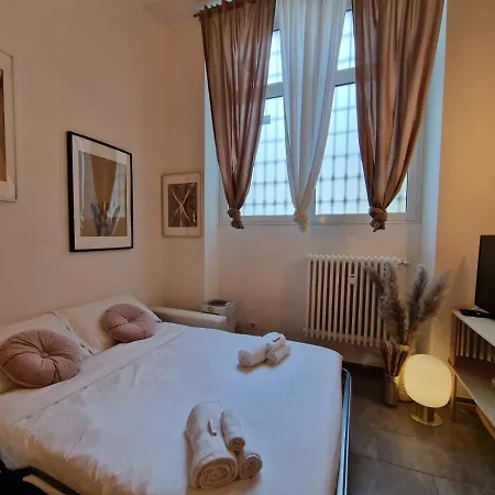 Regina In Porta Romana 2 - Sky Tv, Wifi E Breakfast Box
