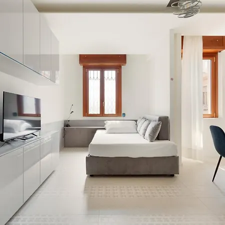 Guesthost - Renovated Apts *