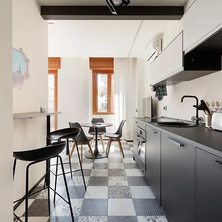 Guesthost - Renovated Apts * Milaan