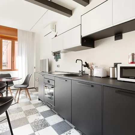 Guesthost - Renovated Apts *