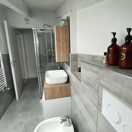 Апартаменты Free Parking Tiny House Wifi Netflix 15 Minuti Dal Duomo *