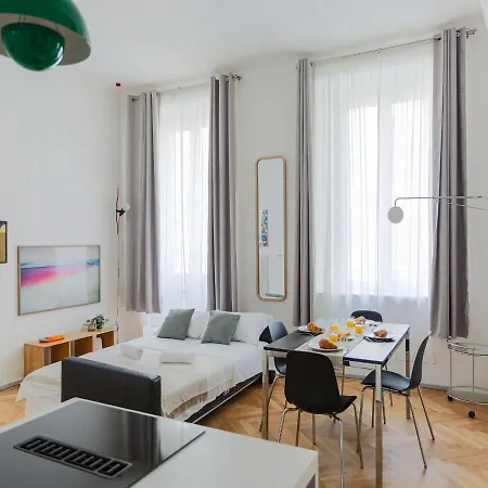 The Rent - Colorful Center *