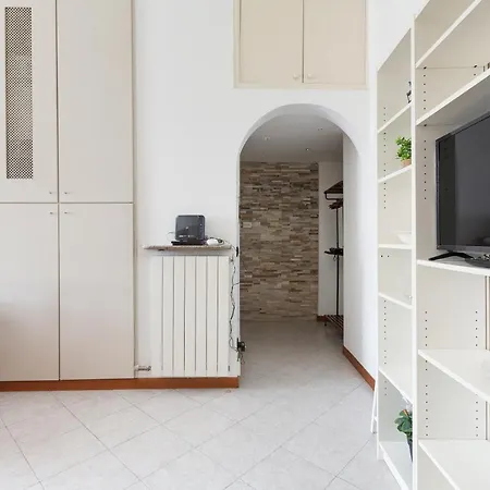 Roomy X5 - 850 M Far From Famagosta Mm2 Apartment Milan