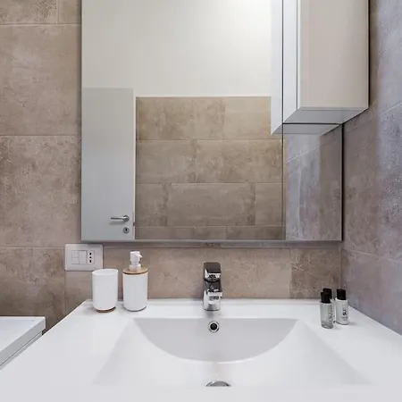 Linate Airport Elegant Suite,tram 1 Minute Away דירה מילאנו