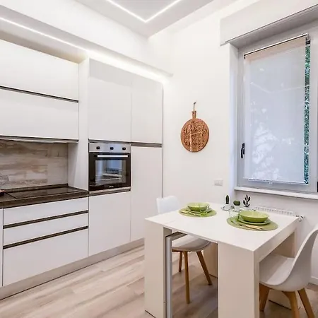 Linate Airport Elegant Suite,tram 1 Minute Away דירה *