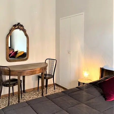 Oxilia Near To Red Subway * Milan